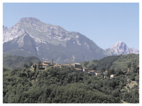 Le alpi apuane con l'abitato di Nicciano in Garfagnana (Foto di Feliciano Ravera)